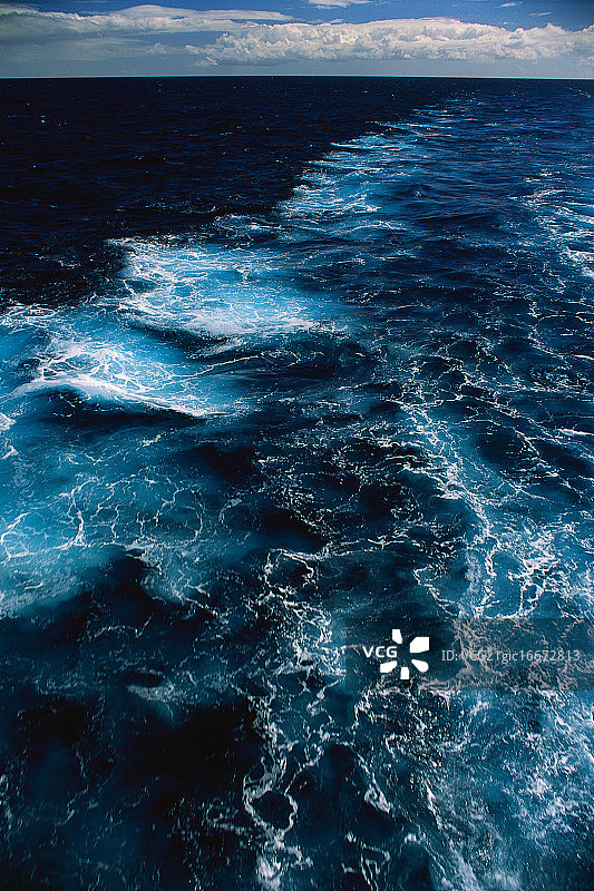 太平洋上船只的尾迹图片素材