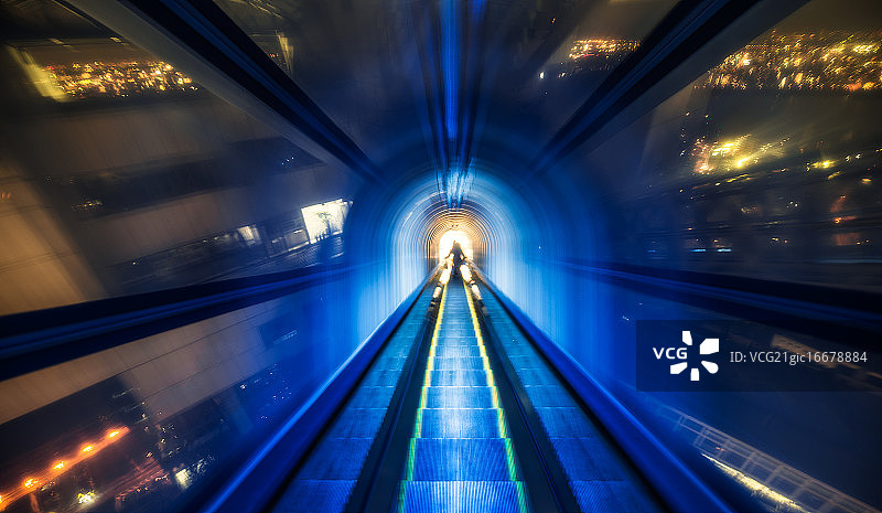 日本大阪梅田蓝天大厦空中电梯 Floating escalator of Umeda Sky building, Osaka, Japan图片素材