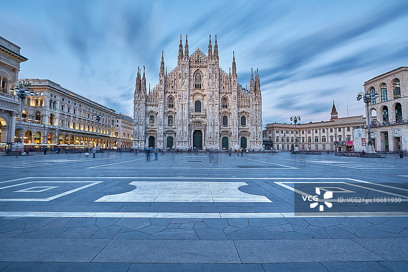 米兰大教堂夜景图片素材