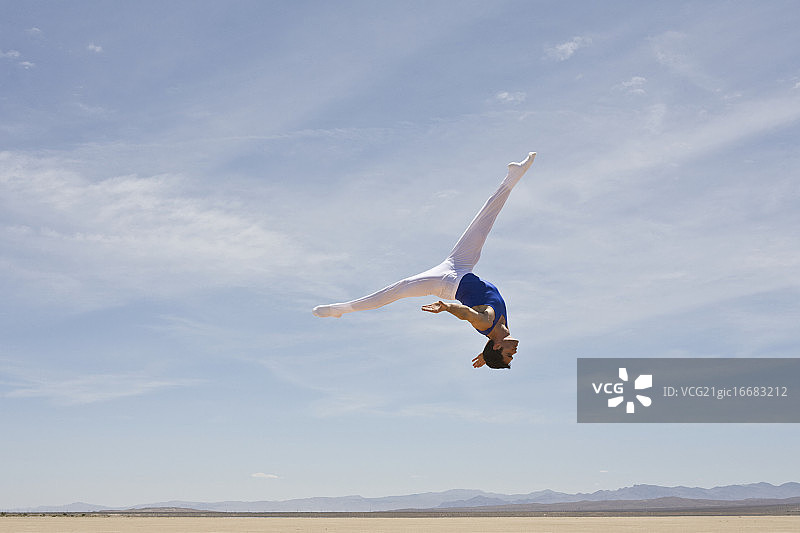 在沙漠中表演的体操运动员图片素材