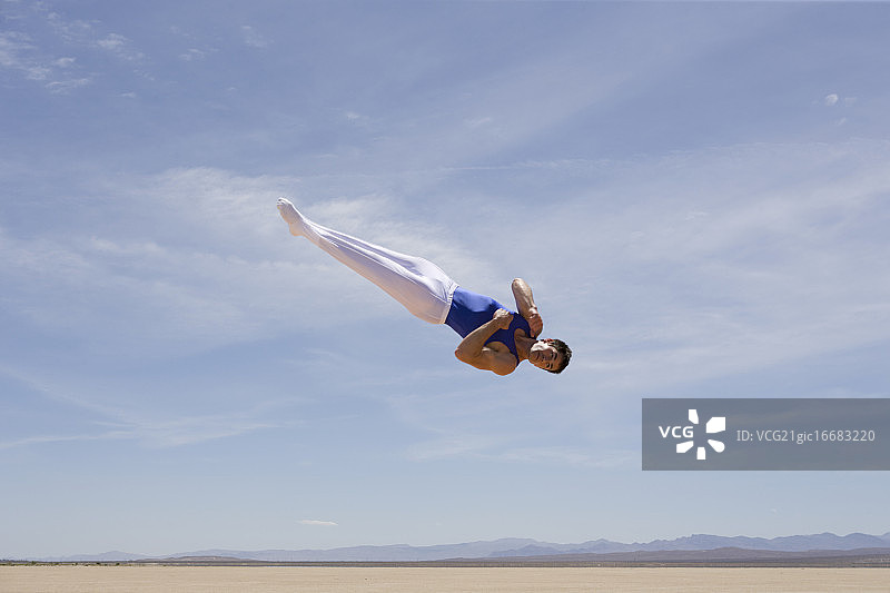 在沙漠中表演的体操运动员图片素材