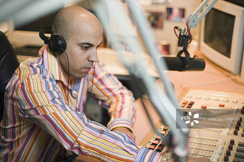 录音棚里的唱片制作人图片素材