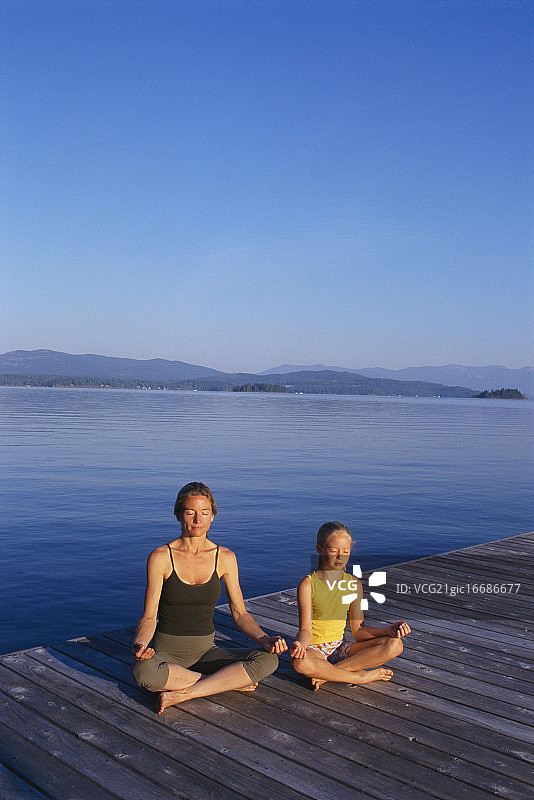 母女在码头上冥想图片素材
