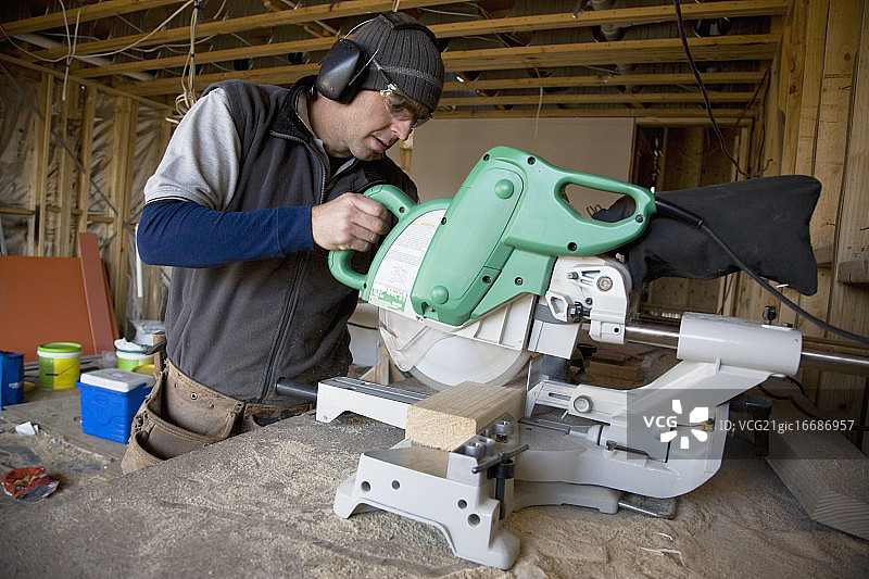 使用圆锯的建筑工人图片素材