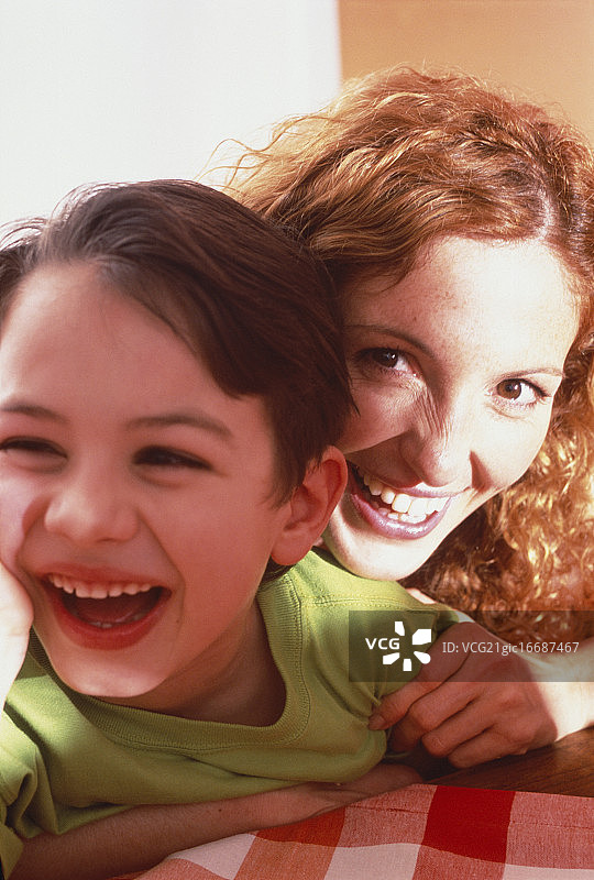 开怀大笑的母子图片素材