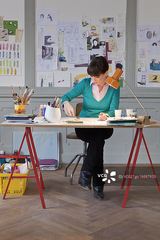 工作中的艺术家图片素材