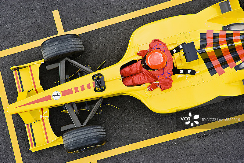 赛车手进入赛车图片素材