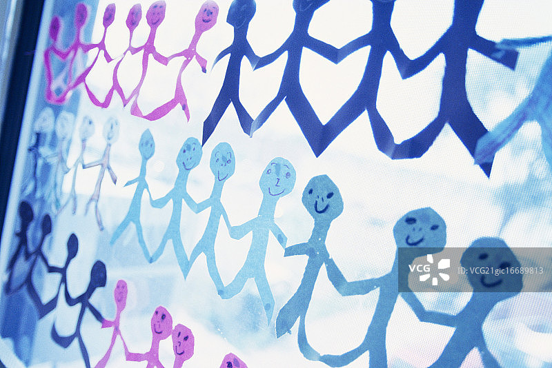 教室窗户上的纸娃娃图片素材