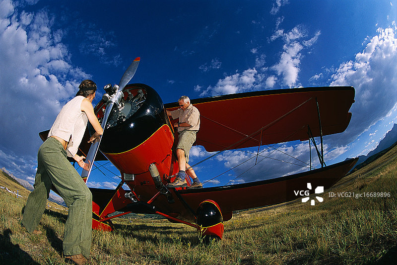 男女修理复古飞机图片素材