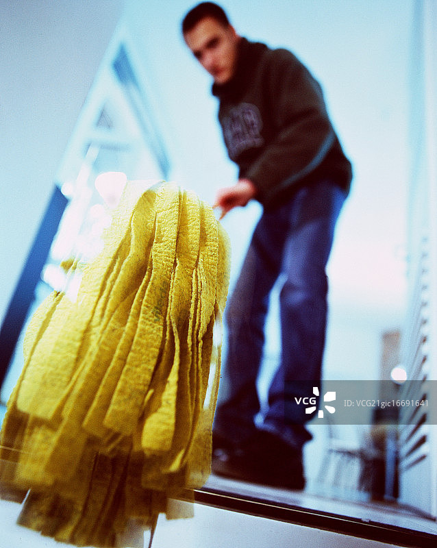 男人拖地图片素材