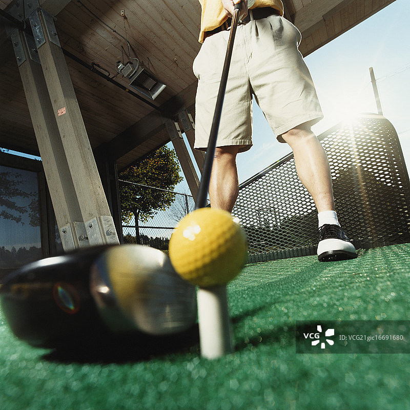 在练习场练习的高尔夫球手图片素材