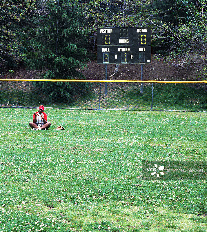 在球场上修指甲的垒球运动员图片素材