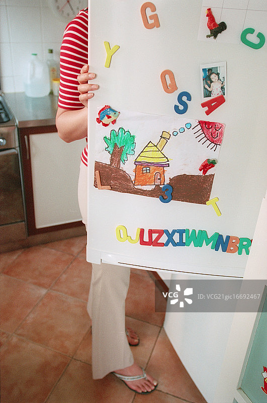 冰箱上的儿童信件和图画图片素材