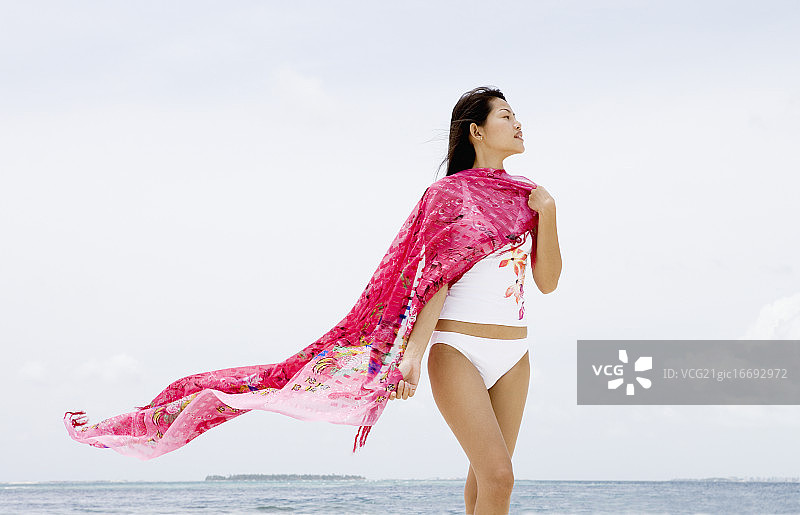 在海滩的女人图片素材