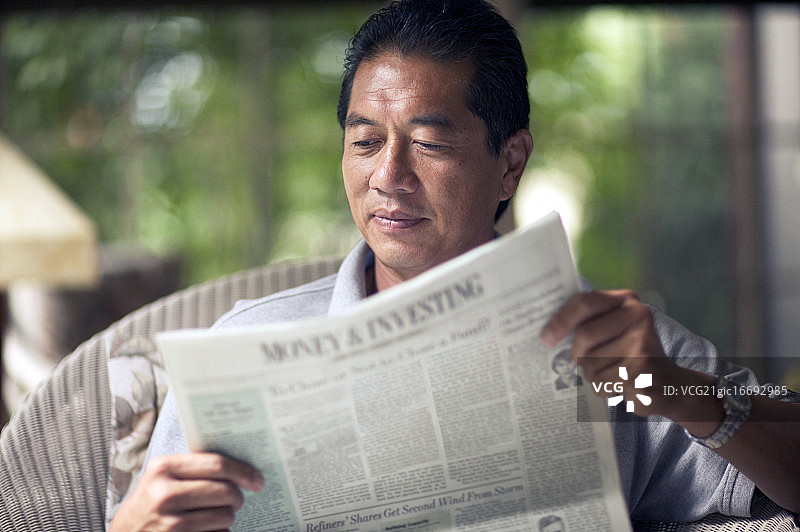 男人正在阅读财经报纸图片素材