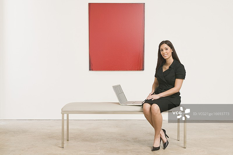 在美术馆使用笔记本电脑的女人图片素材