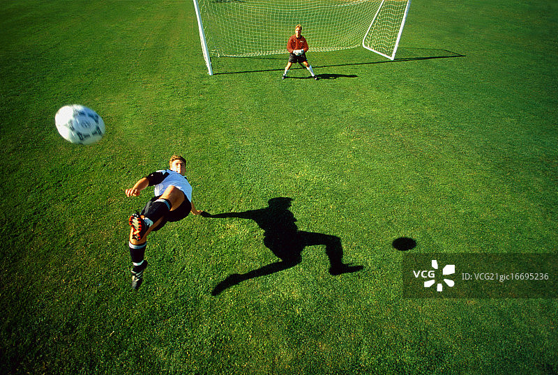 足球运动员展示倒钩图片素材