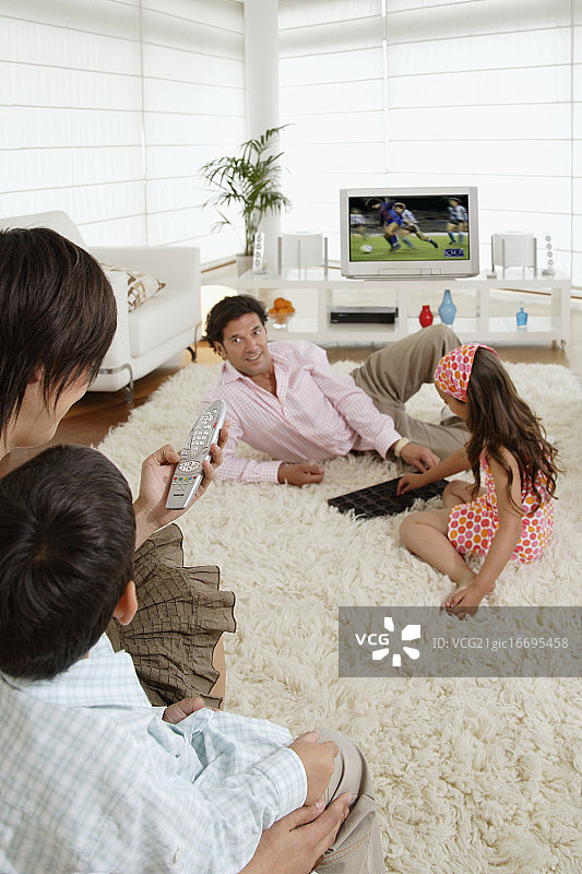 一家人看电视图片素材
