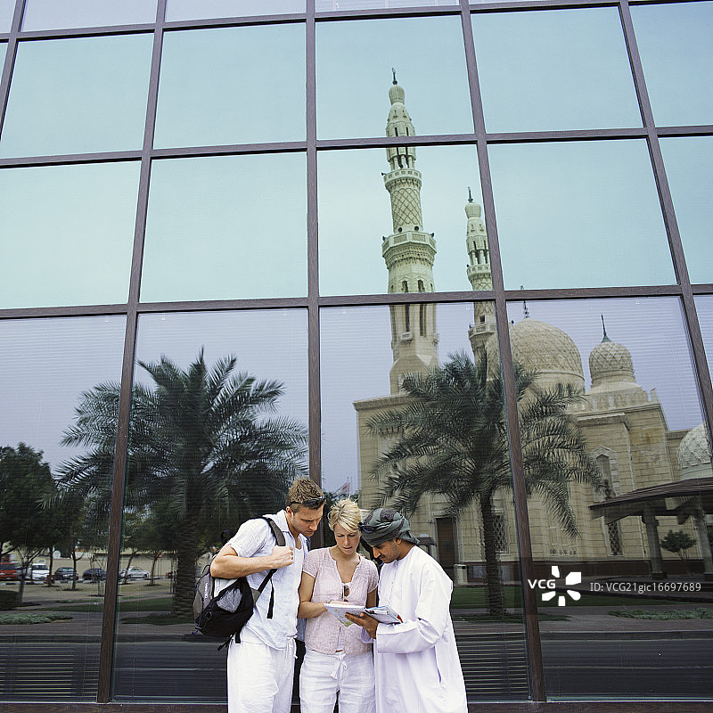 游客夫妇问路图片素材