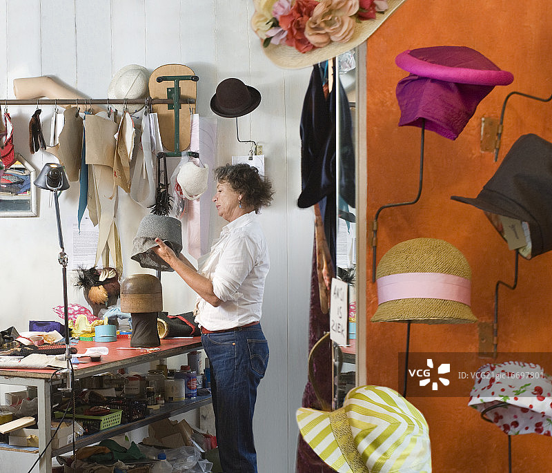制作帽子的女帽匠图片素材