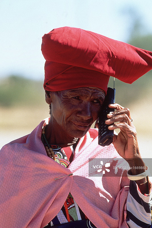 使用手机的赫雷罗族妇女，纳米比亚，非洲图片素材