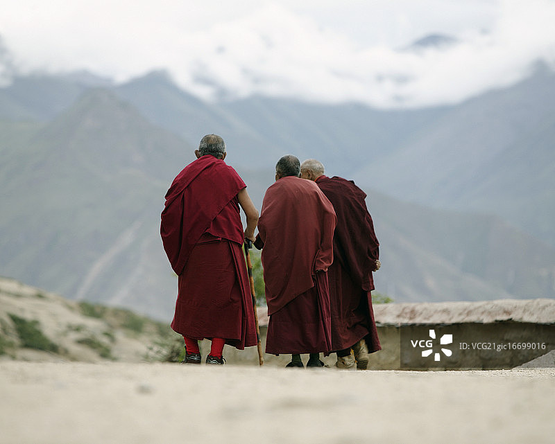 中国西藏拉萨色拉寺的三名僧侣图片素材