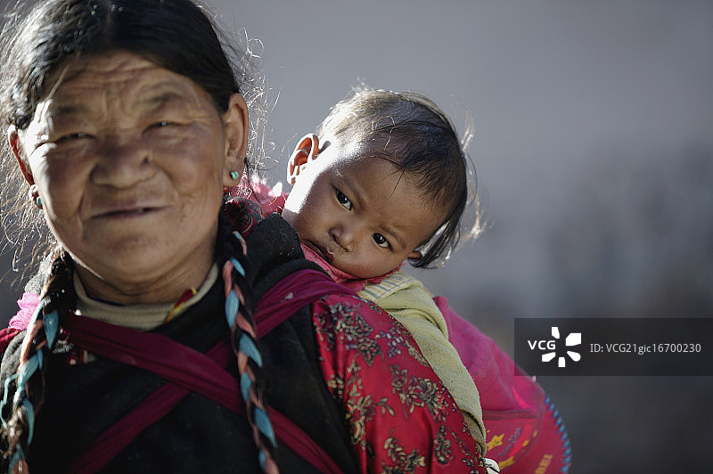 在中国西藏江孜白居寺抱着婴儿的藏族妇女图片素材