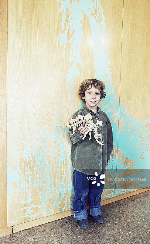 男孩拿着剑龙模型图片素材