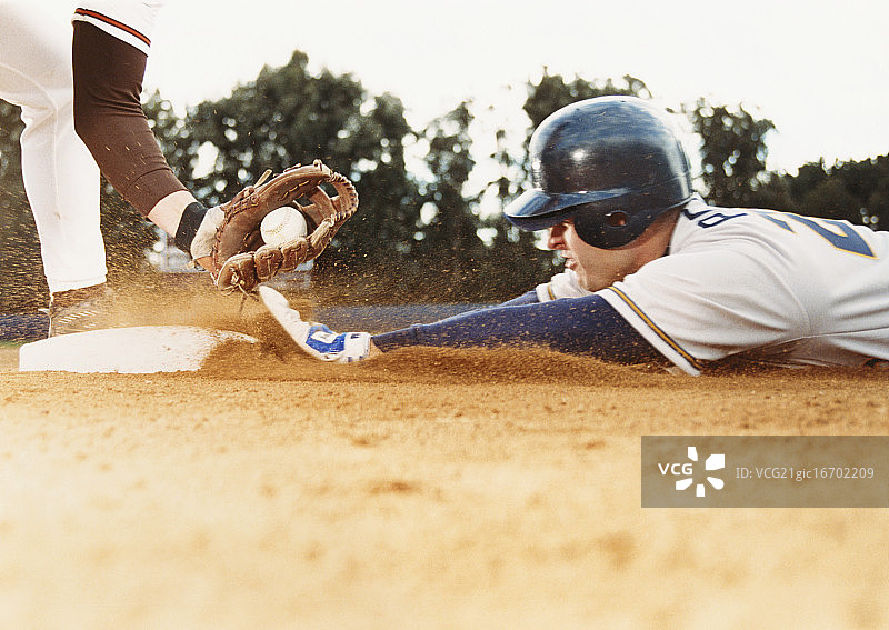 棒球跑垒员滑垒图片素材