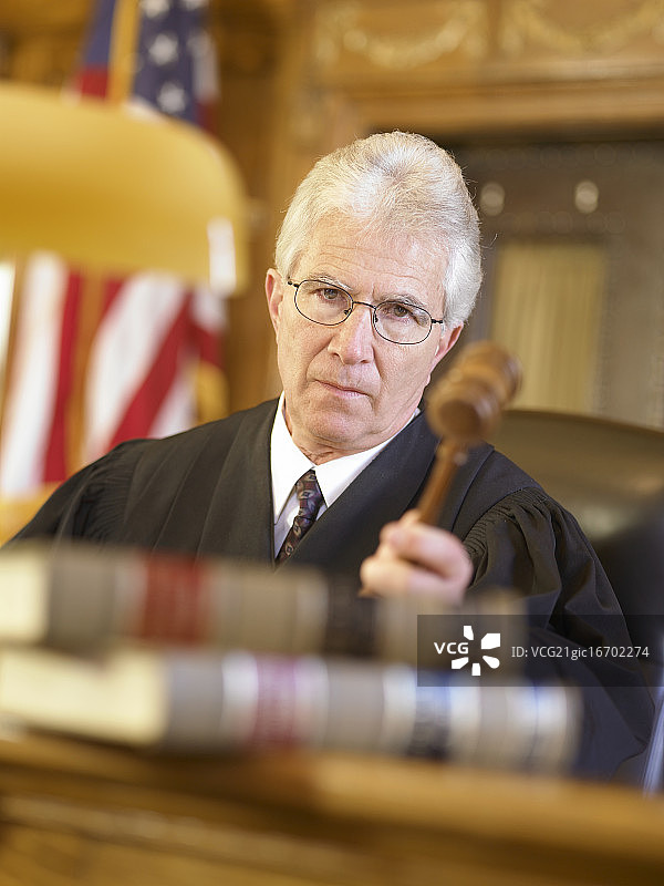 法官敲击法槌图片素材