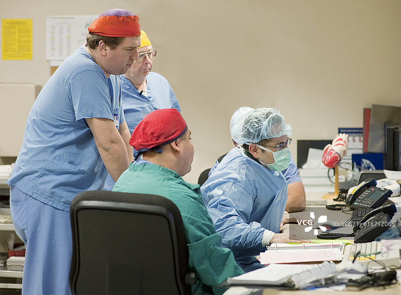 心脏病专家准备手术图片素材