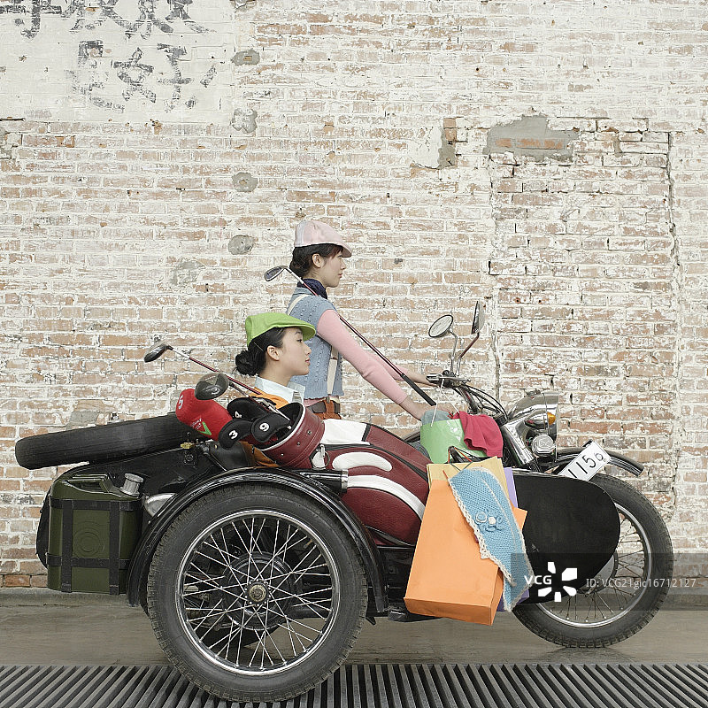 骑着带边车的摩托车的女人图片素材