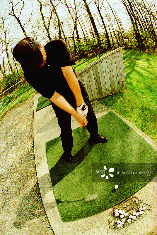 高尔夫球手在练习场开球图片素材