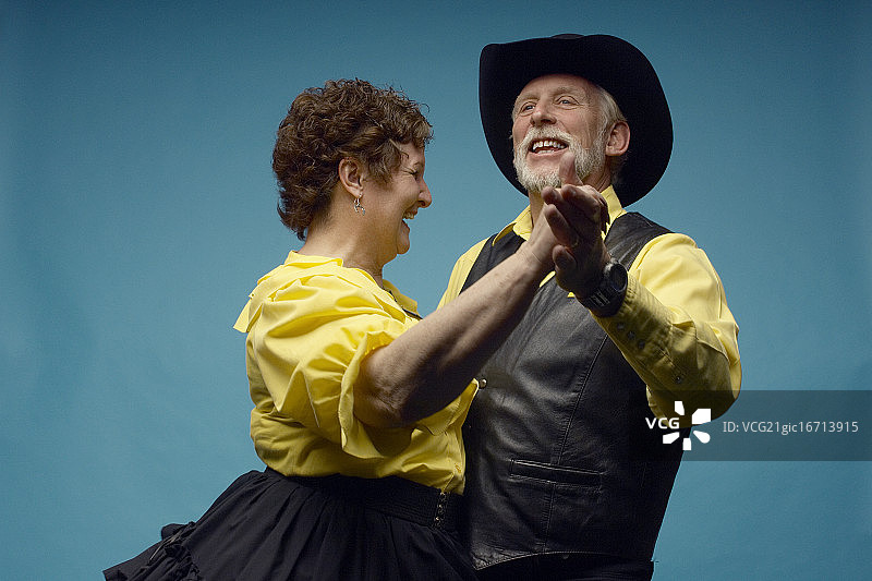 跳广场舞的老年人图片素材