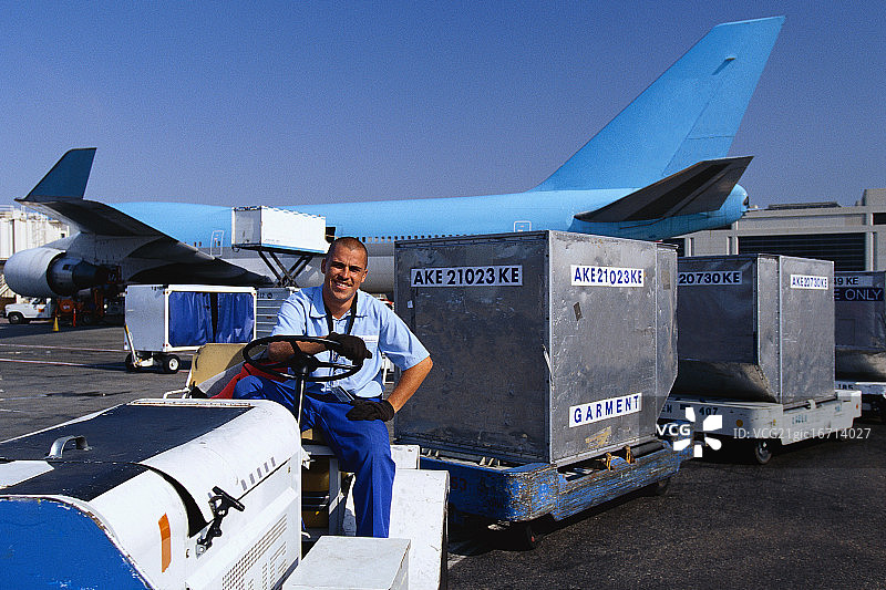 驾驶拖拉机的行李搬运工图片素材