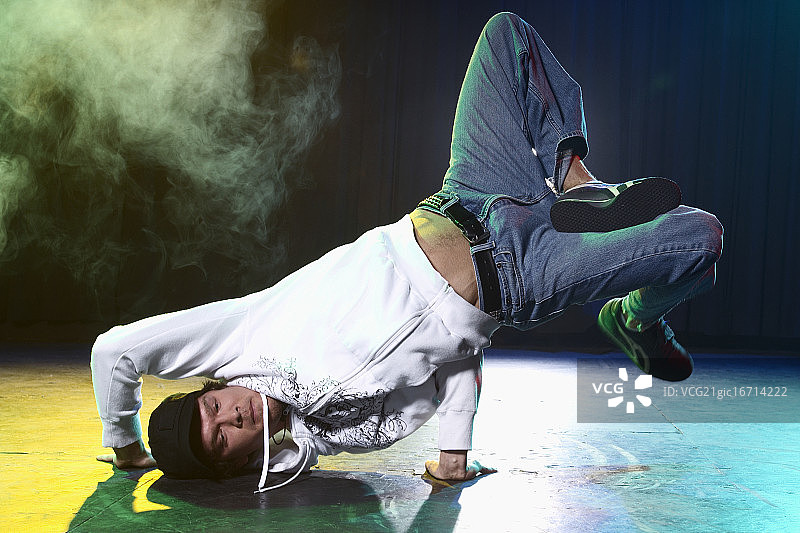 俱乐部里的街舞者图片素材