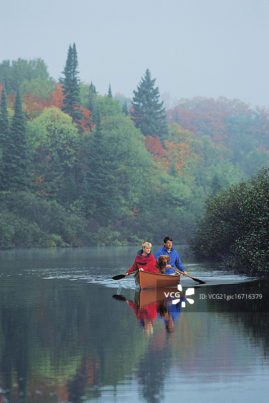 情侣在安大略省的奥克斯唐河上划独木舟图片素材