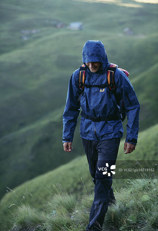 男人在山中徒步旅行图片素材