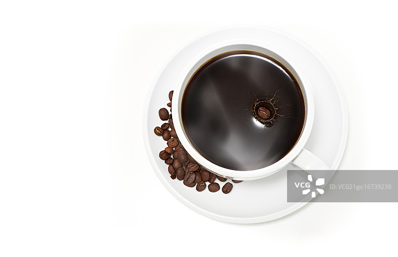 装满咖啡豆的白色马克杯图片素材