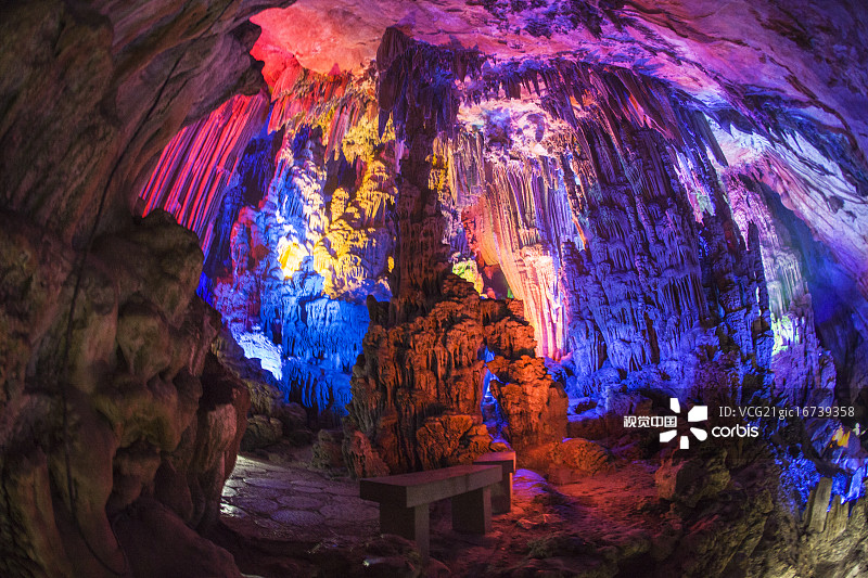 芦笛岩洞内的彩色灯光图片素材