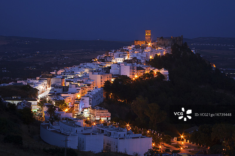 西班牙安达卢西亚的教堂钟楼和粉刷过的房屋图片素材