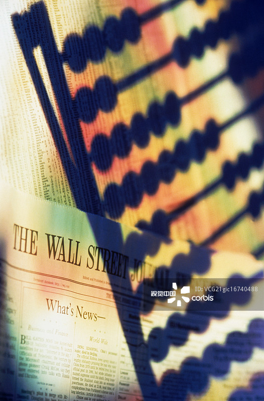 《华尔街日报》财经报纸和算盘图片素材