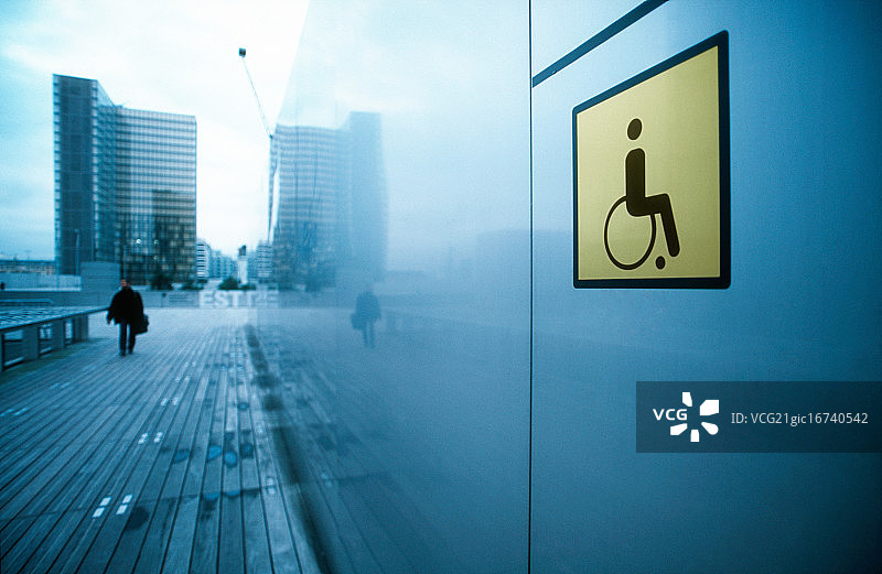 公共厕所的残疾人标志图片素材