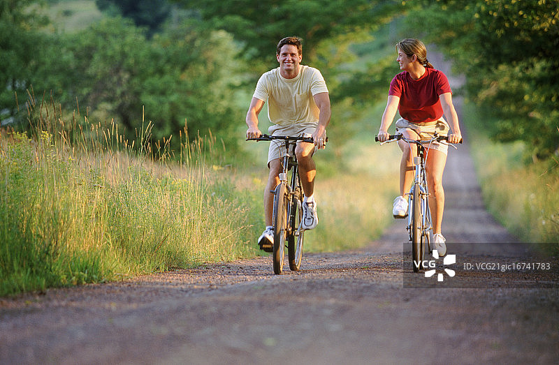 乡村骑行情侣图片素材