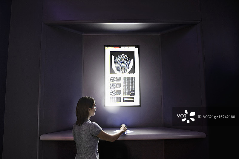 女人触摸指纹扫描仪图片素材
