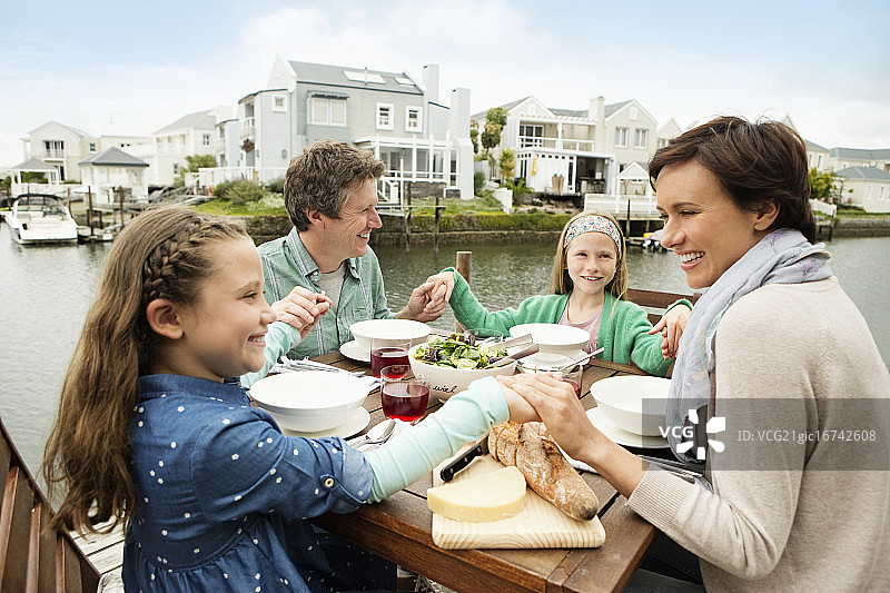 户外用餐的父母和女儿图片素材