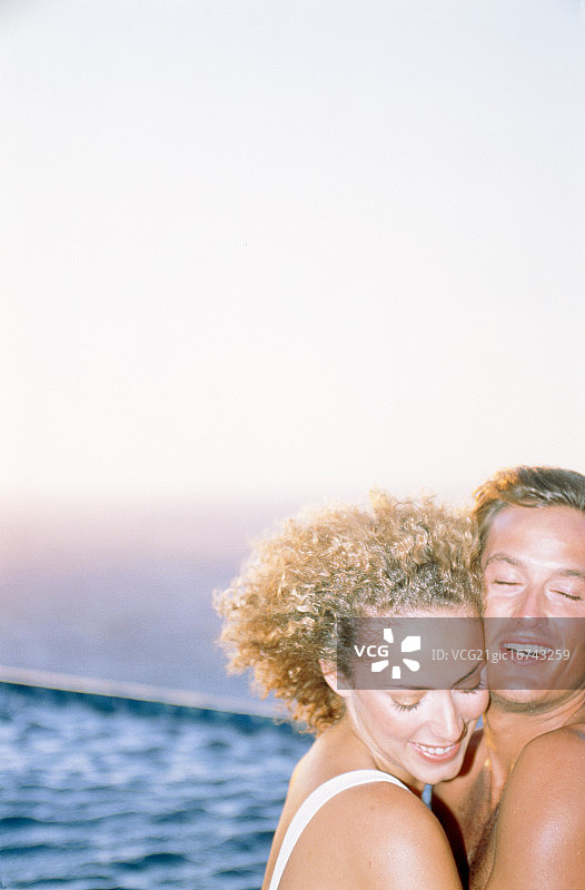 年轻夫妇拥抱图片素材