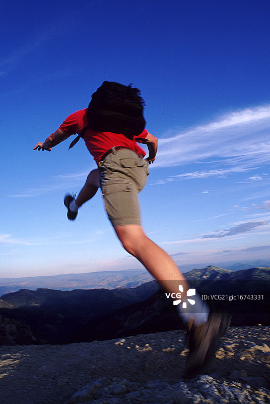 跳跃的徒步旅行者图片素材