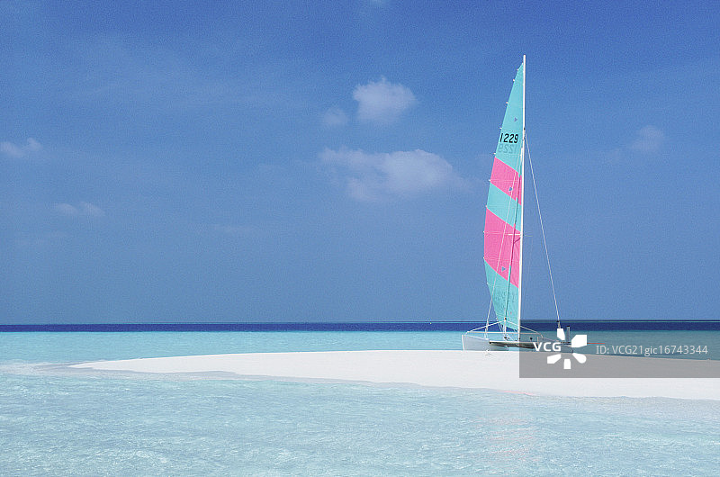 马尔代夫沙洲上的双体船图片素材