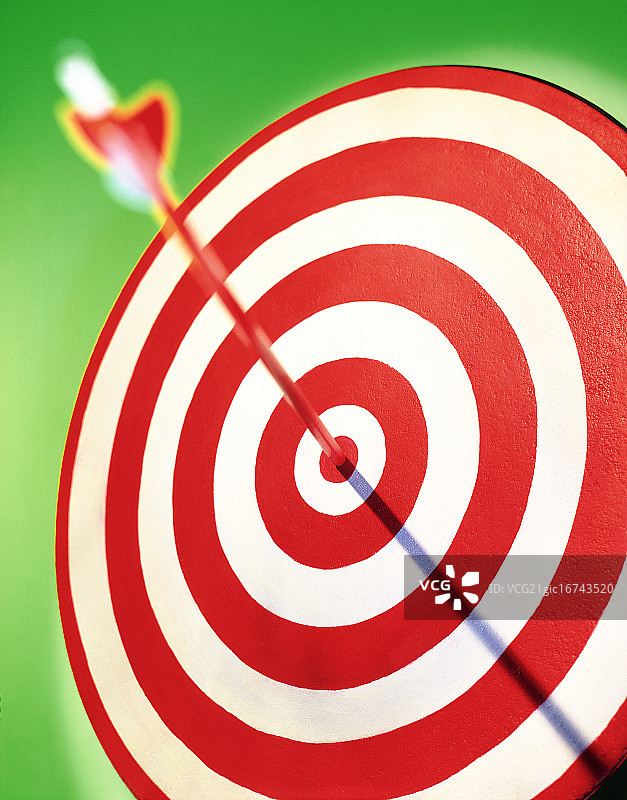 射中靶心的箭图片素材